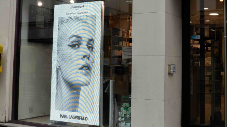 Écran d'affichage dynamique en vitrine de magasin